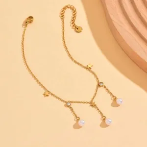 Dorata cavigliera con perla zircone stella dettaglio primo piano stile elegante e chic