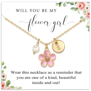 Collier Esthétique avec Fleur en Émail Rose Perle Artificielle et Initiale Alphabet Collier Pendentif en Cuivre Plaqué Or pour Femme Fille Cadeau