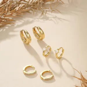Gedetailleerd overzicht van driedelige gouden oorringen set met fonkelende details.