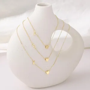 Collana multistrato dorata con lettera iniziale e cuore, gioielli minimalisti donna.