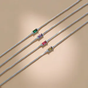 Bracelet de chaîne de boîte en argent avec pierre de naissance colorée minimaliste