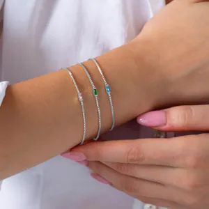 Bracelets de chaîne de boîte argentés délicats avec des zircons rectangulaires colorés.