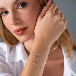 Délicats bracelets en chaîne argentée avec cristaux colorés, parfaits pour le style quotidien.