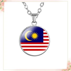 Zilverkleurige legering ketting met ronde hanger in het ontwerpmotief van de Maleisische vlag.
