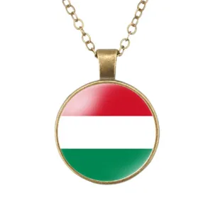 Vintage Hongarije vlag glazen koepel hanger ketting met antieke bronzen legering ketting.