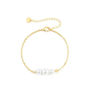 Vergulde kettingarmband met drie elegante witte parels en een delicate verlengingsketting.