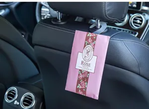 Sacchetto profumato alla rosa appeso al poggiatesta dell'auto per una fragranza duratura