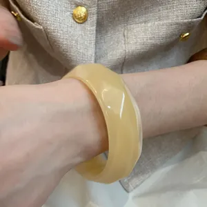 Pulsera rígida de resina beige, brazalete geométrico irregular para mujer moda diaria
