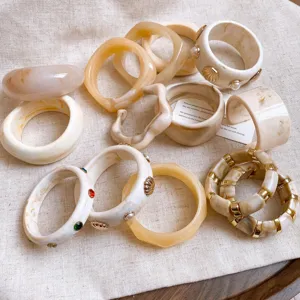 Conjunto de pulseras de resina beige irregular retro europea y americana joyería de nicho