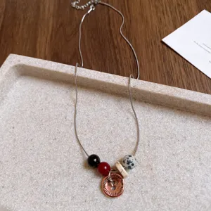 Collana con ciondolo bottone di perle in acciaio inossidabile dettaglio stile unico.