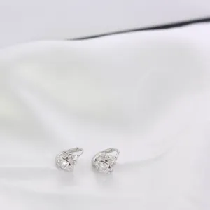 Dettaglio di orecchini a zampa di gatto in argento S925 con brillanti zirconi a cuore.