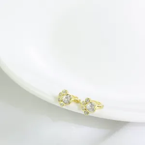 Vista dettagliata degli orecchini a cerchio in argento sterling dorato a zampa di gatto
