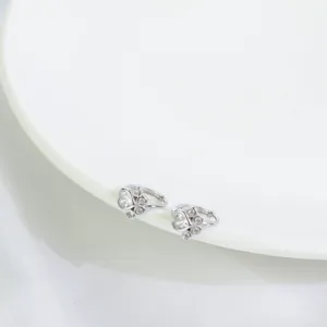 Dettaglio ravvicinato degli orecchini a zampa di gatto in argento con zirconi a forma di cuore
