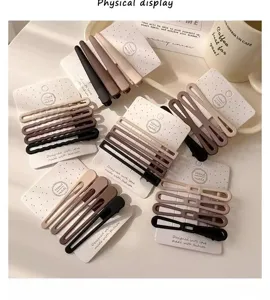 Λεπτομέρεια flat lay σετ κλιπ μαλλιών Maillard σε καφέ αποχρώσεις με γεωμετρικά σχέδια.
