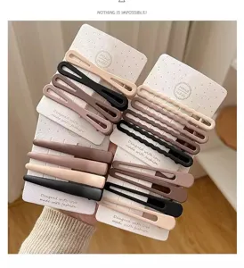 Set klips mallion se xromata kafetias milk, mat pinseis kai tsantes papia gia kathimerino styling.