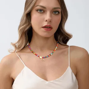 Collana di perline colorate con ciondolo lettera dorata, gioiello stile bohémien donna.