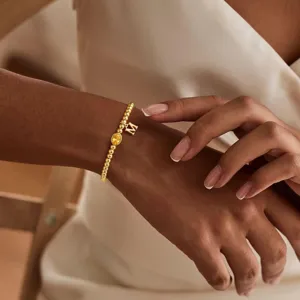 Bracciale di perle dorate con 26 lettere e pietra natale gialla, elegante e chic.