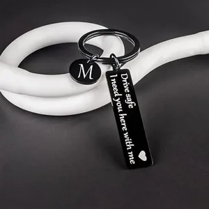 Zwarte metalen letter M sleutelhanger, Drive Safe gegraveerde hanger, stijlvolle auto accessoire.