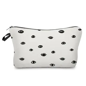 Primo piano della borsa per cosmetici con design a occhi neri e chiusura a cerniera sicura.