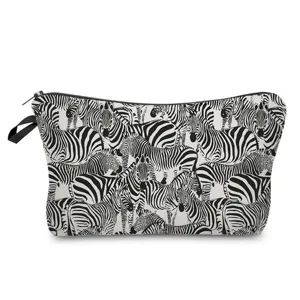 Dettaglio borsa trucco con stampa zebrata in bianco e nero, trousse da viaggio.