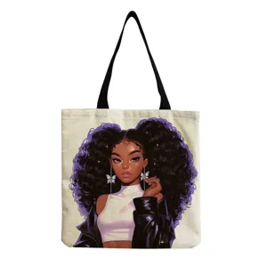 Gedetailleerd overzicht van de canvas tas met stijlvolle zwarte meisjesprint en stevige hengsels.