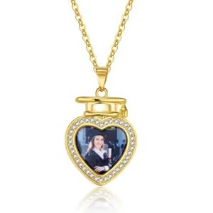 Collier pendentif cœur doré pour diplômés avec motif de chapeau académique chic et photo