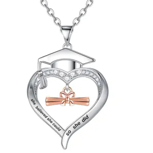 Collier cœur chapeau de obtention du diplôme en argent avec pendentif diplôme et citation.