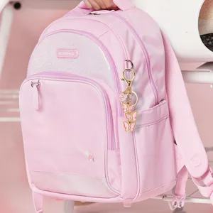 Zaino rosa con portachiavi lettera Z e simpatico ciondolo a farfalla per uso quotidiano alla moda.