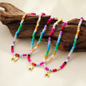 Collana di perline colorate con ciondolo lettera dorata, splendido gioiello bohémien.
