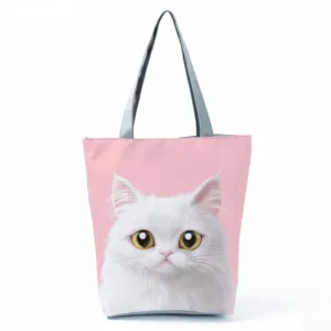 Détail du sac cabas imprimé chat mignon avec un fond rose et un joli visage de chaton blanc.