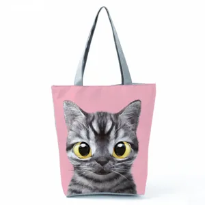 Vue en gros plan du sac cabas mignon imprimé chat, avec fond rose vif et visage de chat tabby clair.
