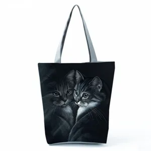 Gros plan détaillé sur le sac fourre-tout en toile avec impression de chat réaliste.