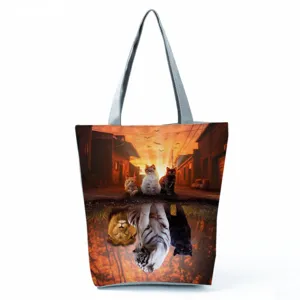 Détail de sac cabas en toile avec impression créative de reflets de chats et fauves.