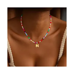 Collana di perline colorate con ciondolo lettera N iniziale dorata regalo moda donna.