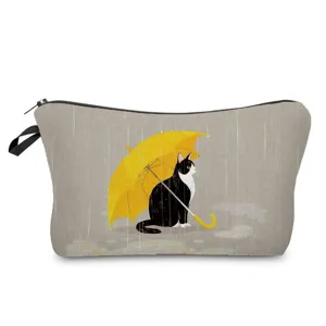 Détail de la pochette de maquillage avec motif de chat mignon et fermeture éclair noire.