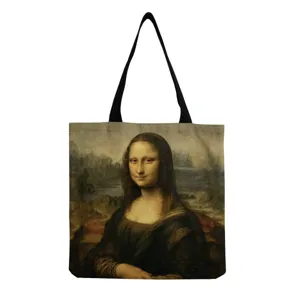 Gros plan de l'impression d'art de Mona Lisa sur un sac en toile avec des lanières noires.