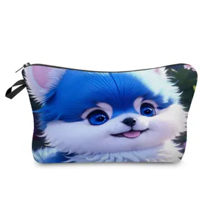 Dettaglio della borsa cosmetica con stampa cucciolo blu, astuccio in tessuto con chiusura lampo