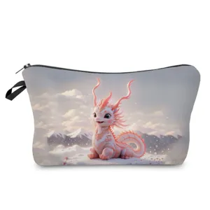 Dettaglio borsa cosmetica con stampa drago carino, cerniera liscia e design in tessuto resistente.
