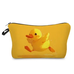 Detalle de neceser de maquillaje con estampado de patito amarillo, bolsa cosmética portátil.