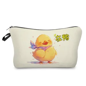 Primer plano del bonito estampado de patito amarillo en el neceser de maquillaje portátil.