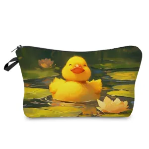 Detalle en primer plano del neceser con tierno estampado de patito y cremallera suave.