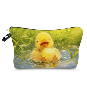 Detalle de neceser de maquillaje con estampado de patito amarillo, bolsa con cremallera portátil.