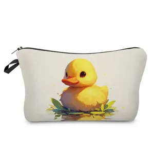 Detalle de bolsa cosmética con estampado de patito amarillo, tela suave y cremallera suave.