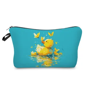 Vista detallada del neceser de maquillaje azul con bonito estampado de patito amarillo.