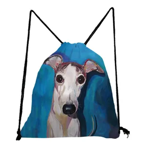Nahaufnahme des künstlerischen Hunde-Grafikdrucks auf einem lässigen Kordelzug-Rucksack.
