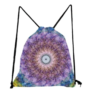 Vue détaillée du sac à dos cordon impression mandala, motif abstrait violet rangement léger.