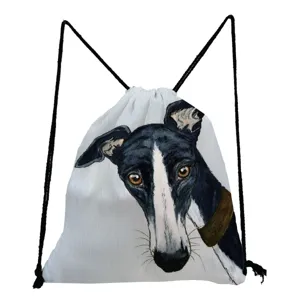 Nahaufnahme des niedlichen Windhund-Motivs auf dem lässigen weißen Turnbeutel mit Kordel.