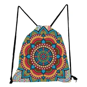 Gros plan du sac à dos à cordon imprimé mandala coloré, avec motif artistique fin.