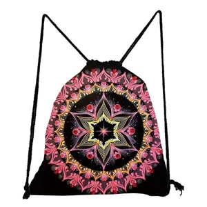 Gros plan détaillé du sac à dos cordon noir avec un motif de mandala rose vif imprimé.