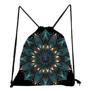 Vue détaillée d'un sac à dos à cordon tendance doté d'un motif de mandala bleu et doré.